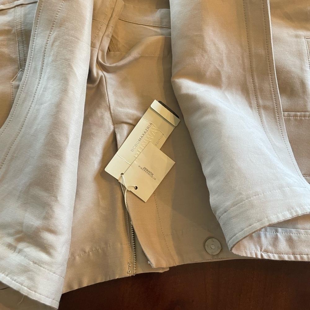 BCBGMaxAzria Women's Beige Cargo Shorts - Picture 4 of 4